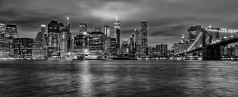 Manhattan vista noturna do Brooklyn foto