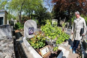 Paris, França - pode 2, 2016 aninha girardot sepultura dentro pere-lachaise cemitério homeopatia fundador foto