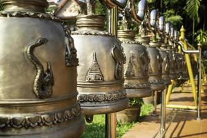 Thai pendurando sinos em um templo público