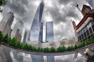 Novo Iorque - EUA - 13 Junho 2015 pessoas perto liberdade torre e 9 11 foto