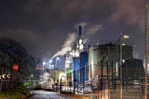 refinaria de petróleo à noite foto