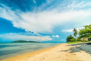 praia em uma linda ilha paradisíaca foto