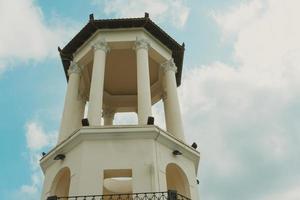 rotunda branca contra um céu azul nublado em sochi, rússia foto