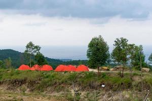 acampamento barraca área em a montanha. vermelho tendas às a acampamento. turismo conceito. foto