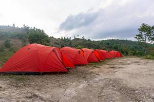 acampamento barraca área em a montanha. vermelho tendas às a acampamento. turismo conceito. foto