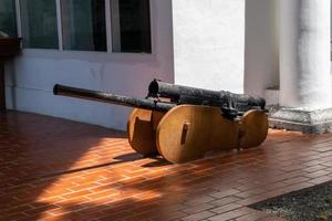 histórico armas às aceh museu dentro banda aceh Indonésia. velho canhão foto