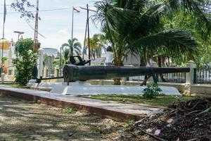 histórico armas às aceh museu dentro banda aceh Indonésia. velho canhão foto