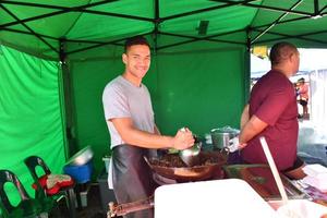 rarotonga, ilhas Cook - 19 de agosto de 2017 - turistas e locais no popular mercado de sábado foto