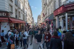 Paris, França - pode 1 2016 - Montmartre ruas lotado do pessoas para domingo ensolarado dia foto