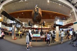 Washington DC, EUA - 17 de maio de 2018 - National Air and Space Museum cheio de visitantes foto