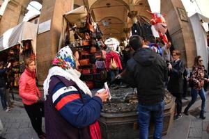 florença, itália - 27 de março de 2017 - turista tocando porco da fortuna em florença foto