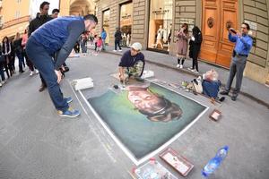 Florença, Itália - marcha 27 2017 - calçada artista pintura em a ruas foto