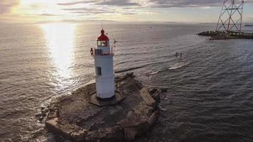 paisagem marinha com um farol próximo a um corpo d'água em vladivostok, na Rússia foto