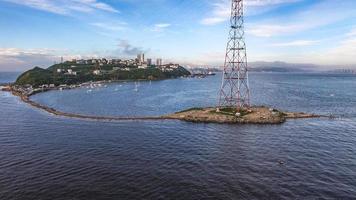 vista aérea de uma cidade litorânea e litoral em vladivostok, rússia foto