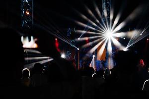 grupo do pessoas tendo Diversão às música show foto