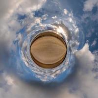 minúsculo planeta dentro azul nublado tarde céu com lindo nuvens com transformação do esférico panorama 360 graus. esférico abstrato aéreo visualizar. curvatura do espaço. foto