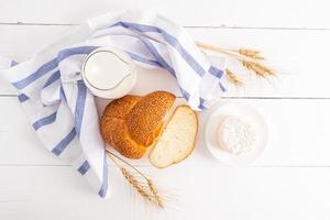 a Primavera feriado do a judeus do shavuot. uma festivo cartão com tradicional Comida e orelhas do milho. de madeira branco fundo - feliz shavuot. topo visualizar. foto