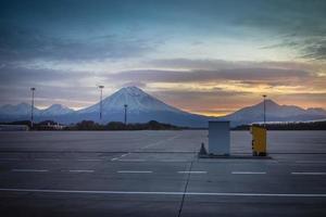 pistas com vulcões e montanhas no aeroporto de yelizovo em Kamchatka foto