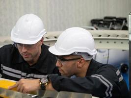 branco isolado capacete de segurança capacete segurança vestem vidro uniforme conversa falar discussão amigo trabalho funcionários engenheiro técnico masculino trabalho em equipe indústria fábrica profissional arquiteto construção companhia Projeto foto