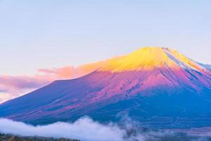 montanha fuji em yamanakako ou lago yamanaka no japão foto