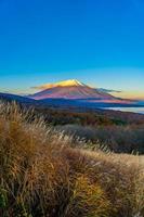 montanha fuji em yamanakako ou lago yamanaka no japão foto