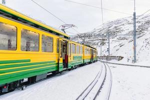 vagões de trem na ferrovia de Jungfrau contra montanhas nevadas na suíça foto