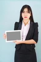 mulheres jovens de terno segurando seu tablet digital foto