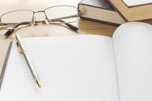 caneta e caderno abrem página em branco foto