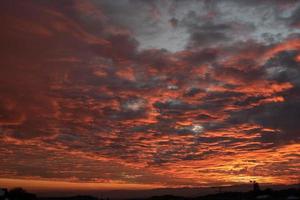 pôr do sol dentro laranja foto