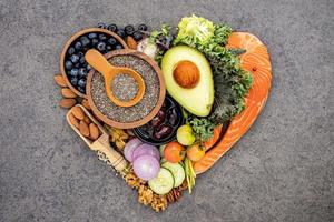 Ingredientes cetogênicos da dieta com baixo teor de carboidratos em formato de coração