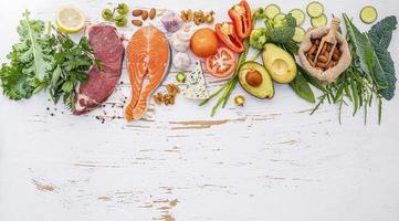 ingredientes de dieta saudável em um fundo branco surrado foto