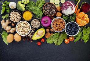 frutas, vegetais e nozes saudáveis foto