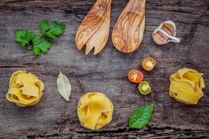 ingredientes fettuccine em fundo de madeira surrado foto