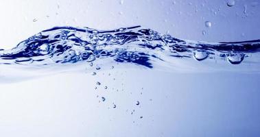 água e bolhas no fundo azul foto
