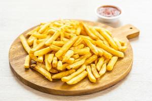batatas fritas com ketchup foto