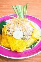 macarrão tailandês no prato foto