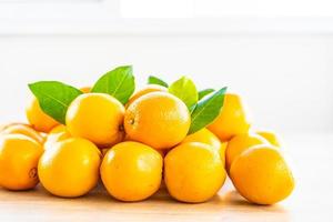 laranjas frescas em uma mesa de madeira foto