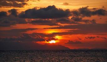 paisagem marinha com nascer do sol nublado colorido foto