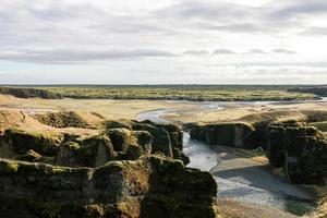 Islândia rio dentro a montanha pedras foto