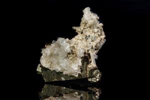 macro mineral pedra pirita dentro quartzo em uma Preto fundo foto