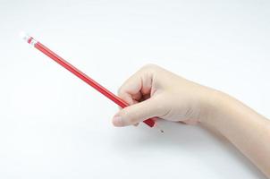 mão de uma mulher segurando com lápis vermelho sobre fundo branco foto