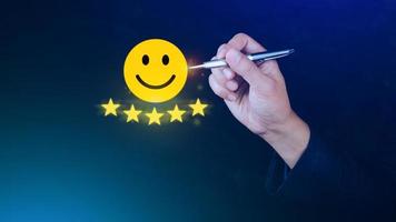 cliente Serviços melhor excelente o negócio Avaliação experiência, positivo Reveja e opinião, satisfação pesquisa conceito. mão do uma homem de negocios mostrar feliz sorrir face com cinco estrela. foto