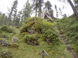 i guerra mundial velha igreja de madeira e cemitério em dolomitas valparola foto