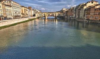 florença ponte vecchio vista do pôr do sol foto