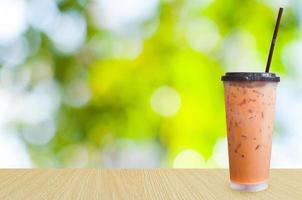 gelado leite chá em natureza fundo ,verão bebidas com gelo foto