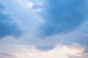 azul céu com nuvens dentro chuvoso temporada, nuvens antes chovendo tempestade dentro a céu foto