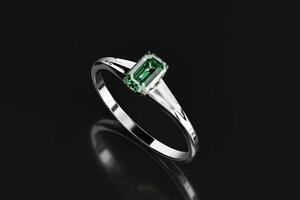 prata anel com verde esmeralda diamante colocada em lustroso fundo 3d Renderização foto