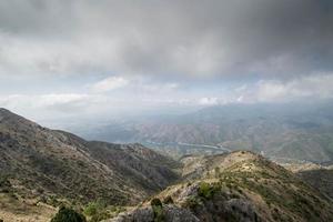 uma panorama imagem do a vales em torno da marbella foto