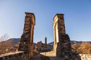 panorama do uma medieval Vila visto a partir de a antigo pedra ponte foto