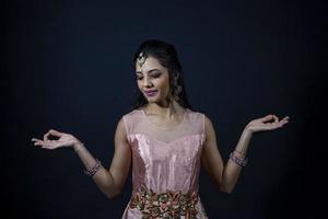 retrato do sorridente lindo indiano menina vestindo tradicional roxa roupas foto